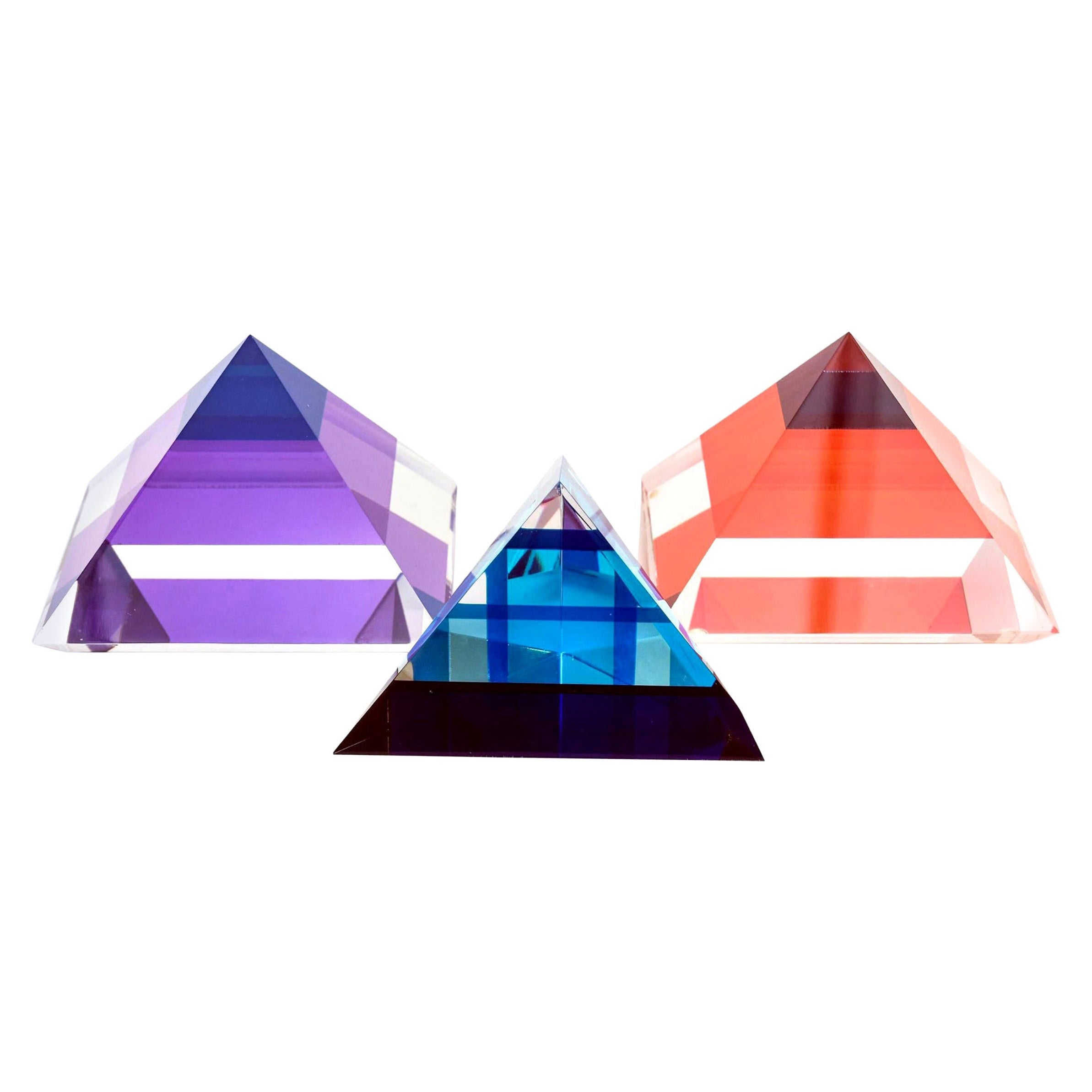Set von drei orangefarbenen, lila, Saphirblauen und blauen Lucite-Pyramidenskulpturen