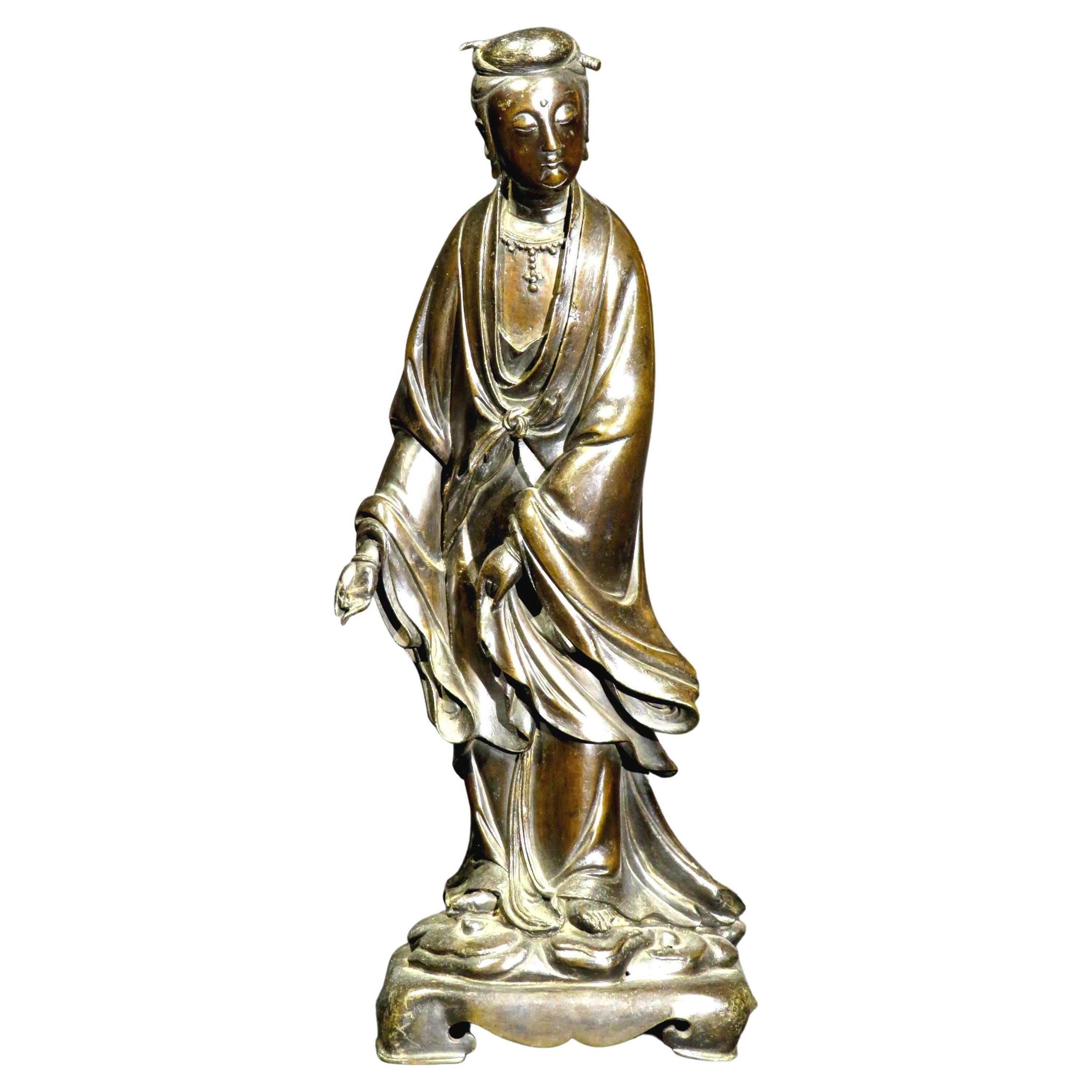 Fein gegossene und patinierte stehende Bronzefigur von Guanyin aus dem 18. / 19. Jahrhundert