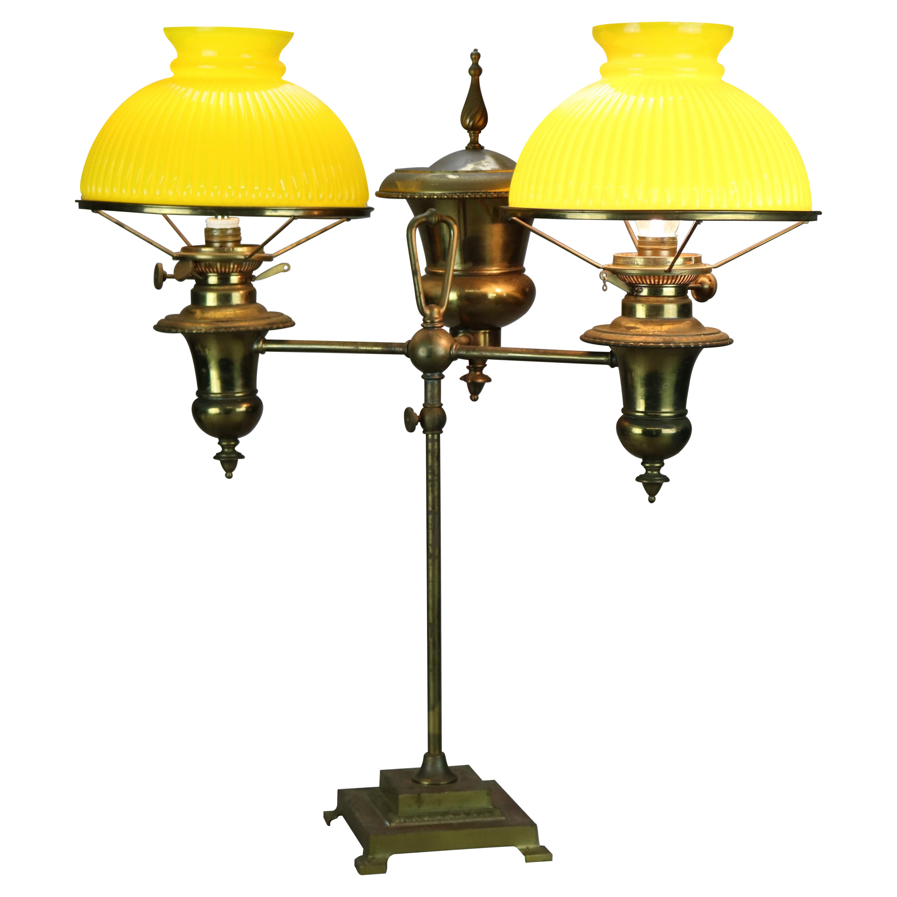 Lampe d'étude ancienne Bradley & Hubbard en laiton avec double abat-jour côtelé, vers 1890