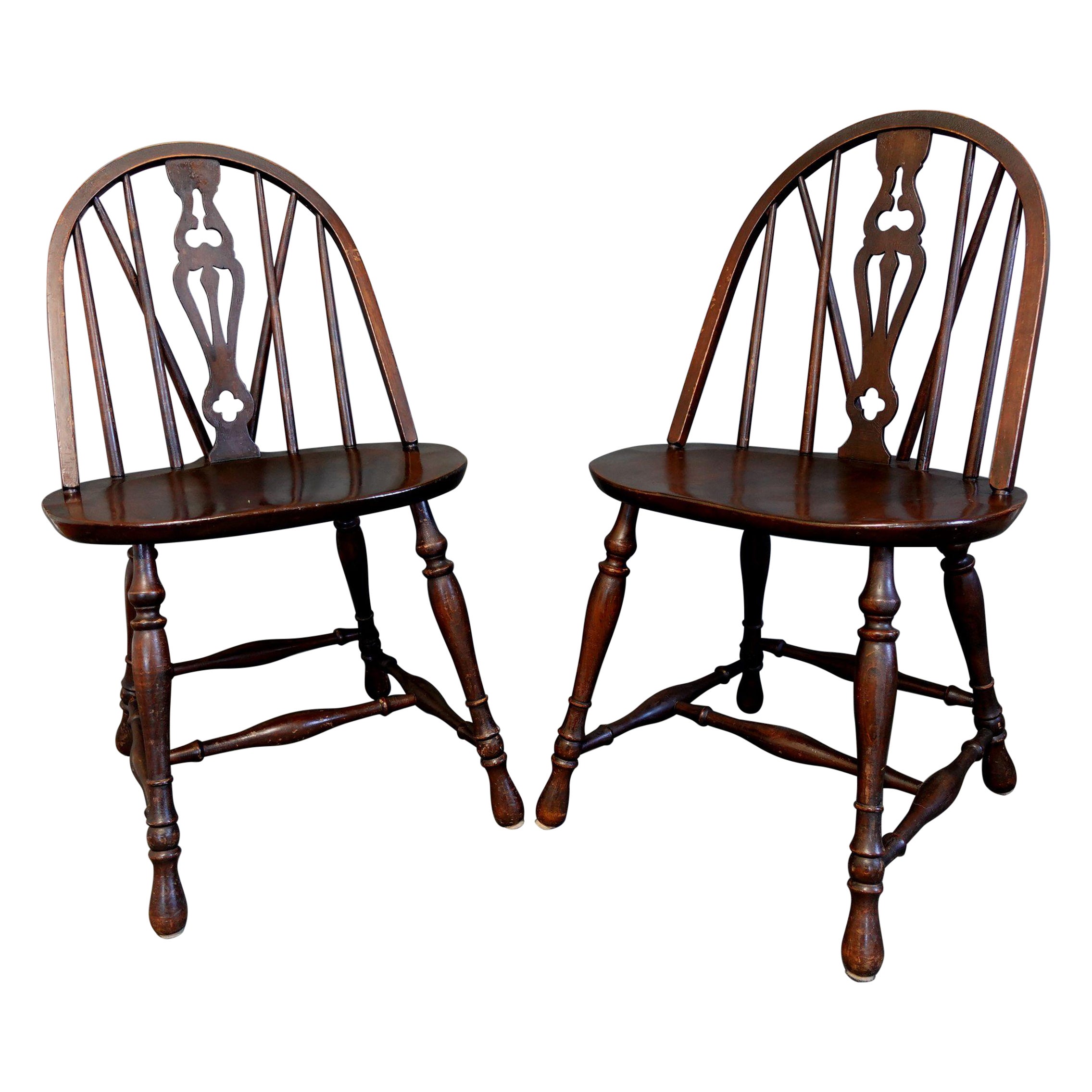 Antique Pair of Windsor Bow-Brace Back Side Chairs with Decorative Splat, 19th C For Sale