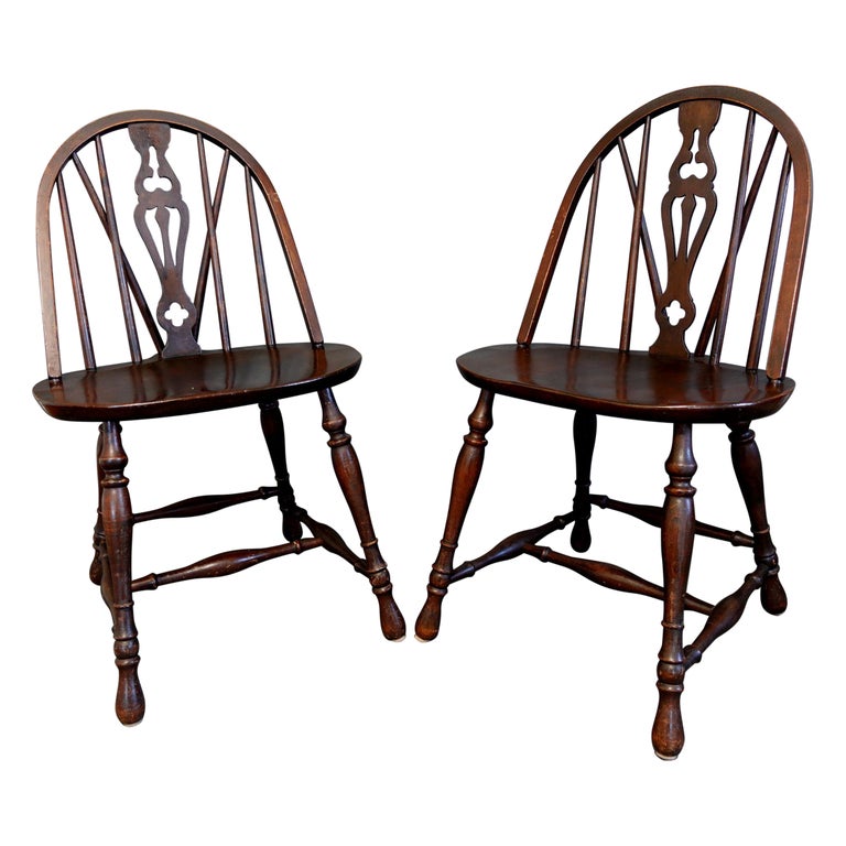 Antique Pair of Windsor Bow-Brace Back Side Chairs with Decorative Splat,  19th C For Sale at 1stDibs