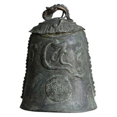 Chandelier suspendu chinois ancien en bronze avec décoration de dragon et de sanskrit
