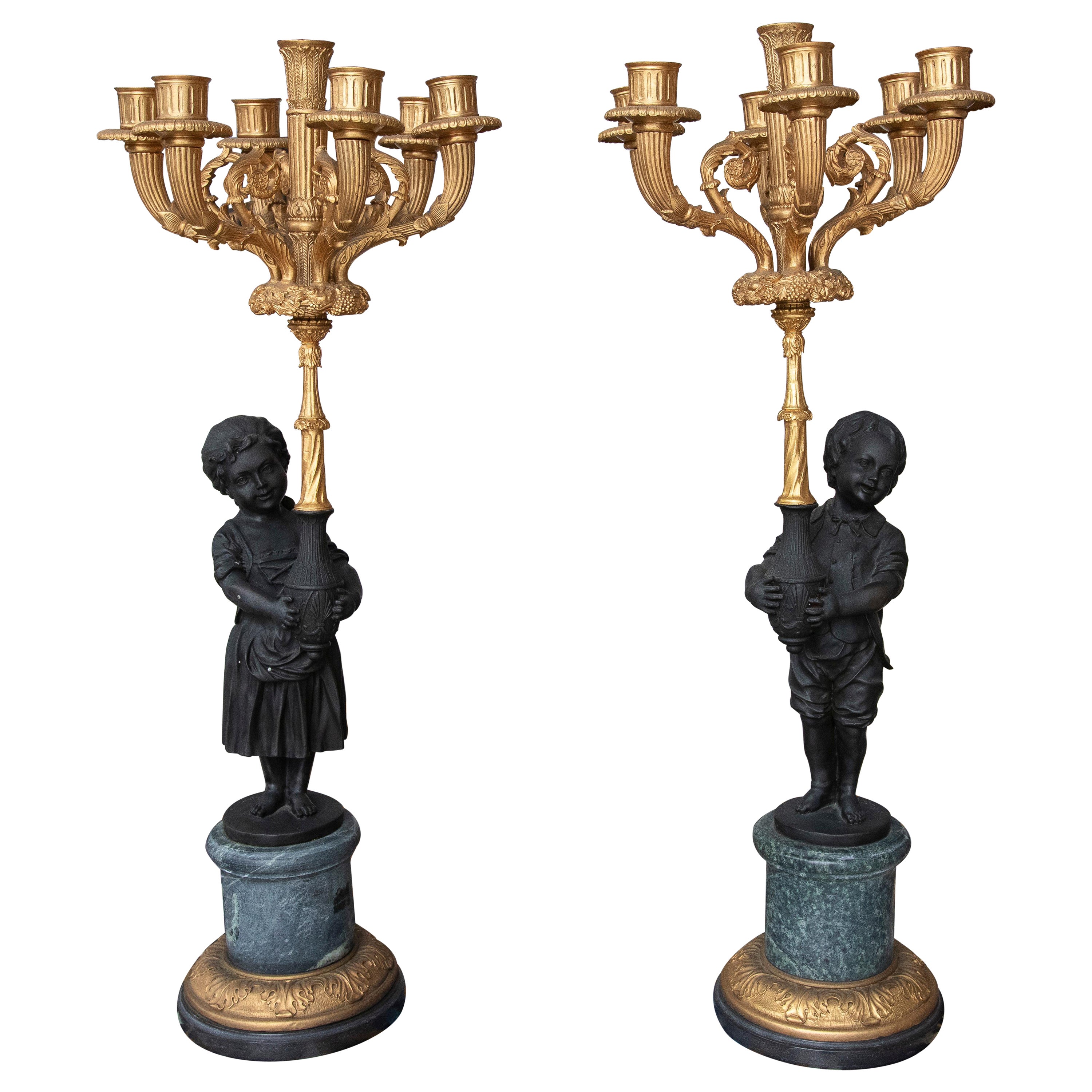 Paar französische 2-farbige Bronze-Kandelaber für Jungen und Mädchen aus den 1990er Jahren mit 6 Armen im Angebot