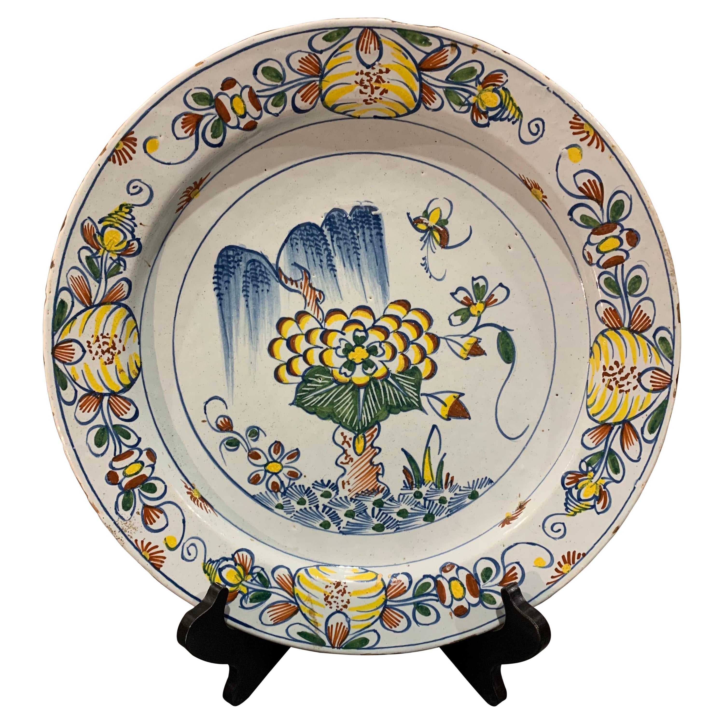 Assiette de présentation polychrome anglaise en faïence de Delft du 18ème siècle