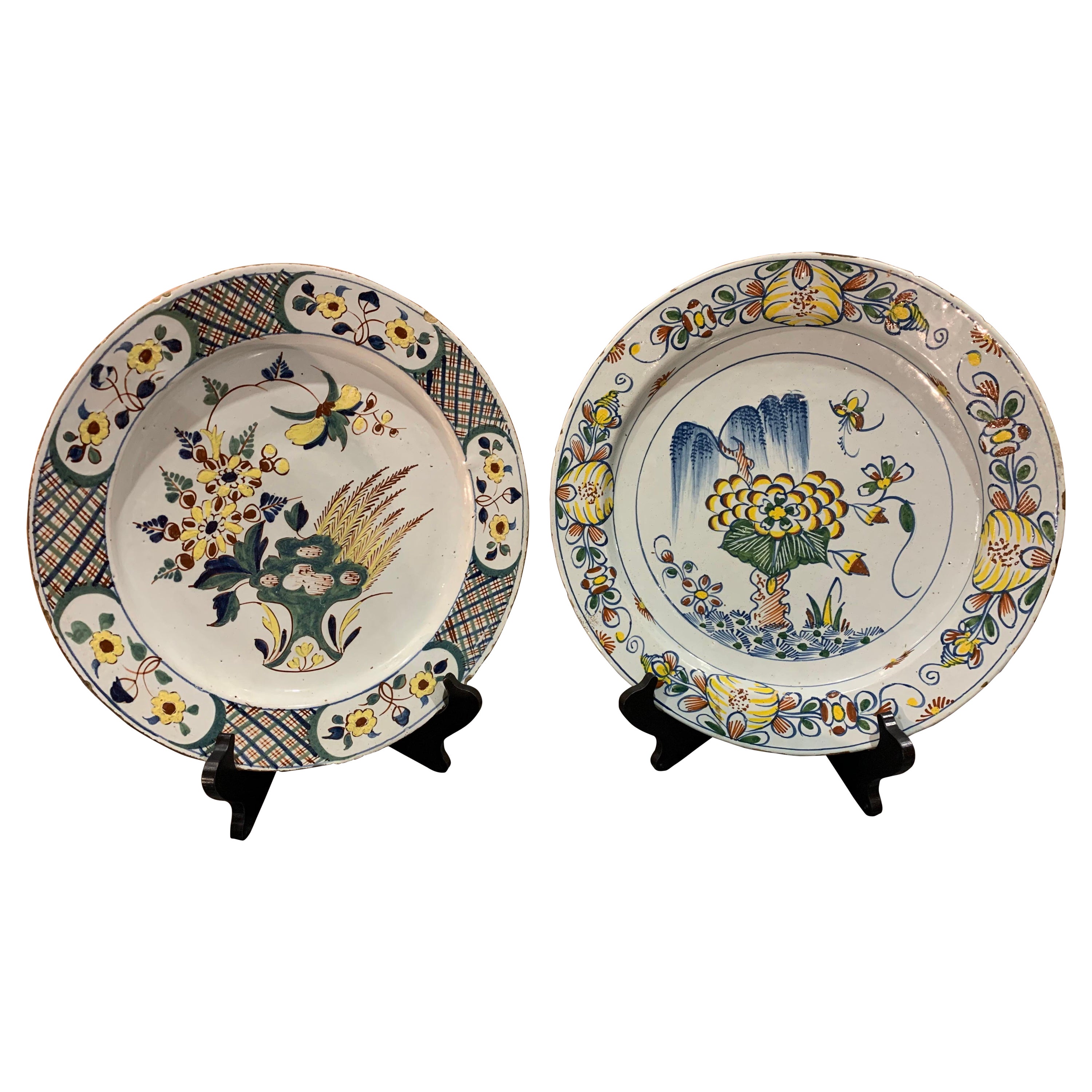 Paire d'assiettes de présentation anglaises polychromes en faïence de Delft du 18ème siècle