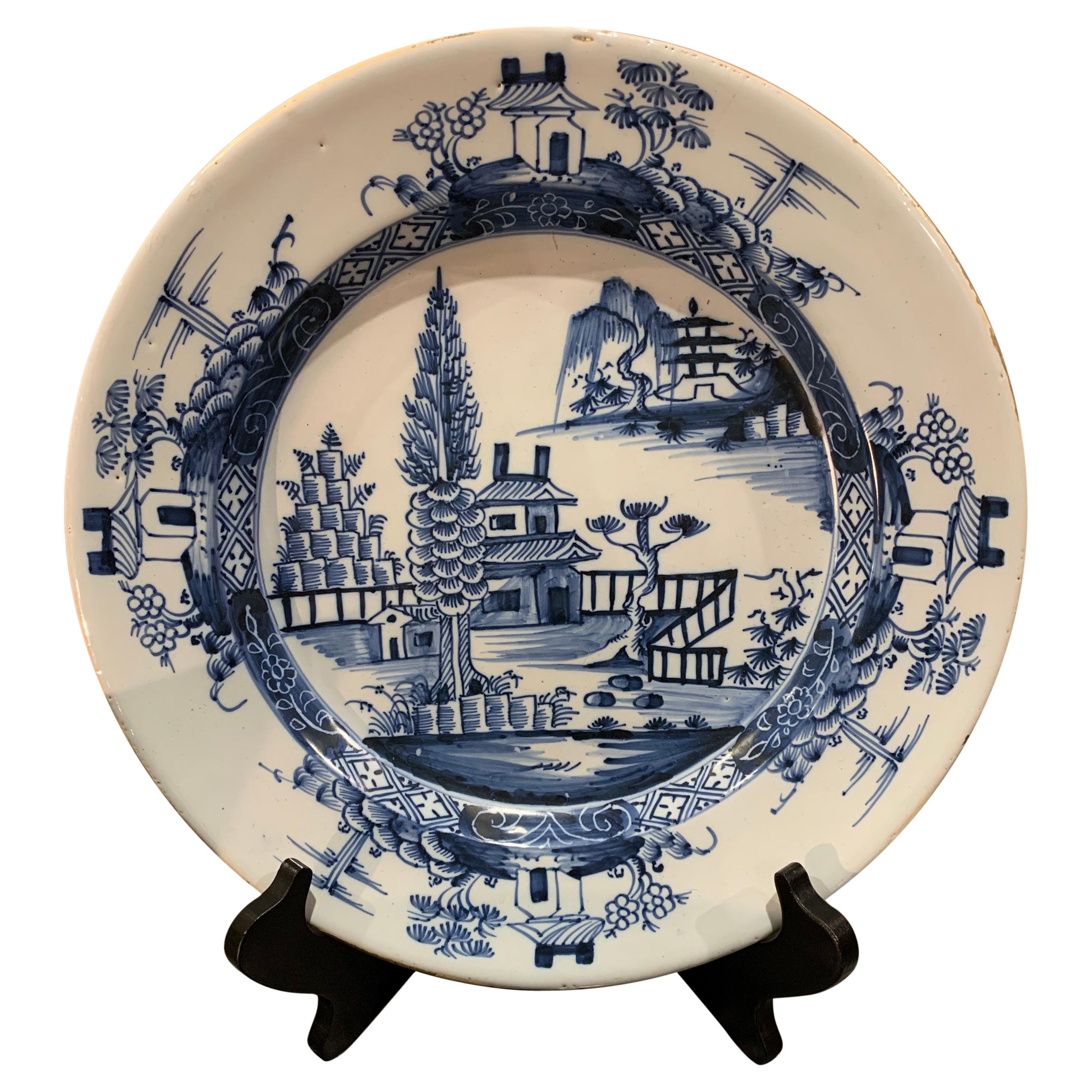 Assiette de présentation anglaise du 19ème siècle peinte à la main et décorée de chinoiseries de Delft