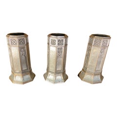 Ensemble de 3 vases à bourgeons en bronze argenté de la fin du XIXe et du début du XXe siècle