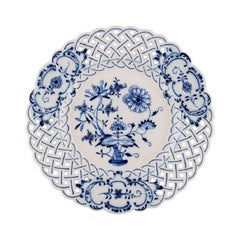 Assiette plate ajourée à motif d'oignon bleu de Stadt Meissen:: milieu du 20e siècle