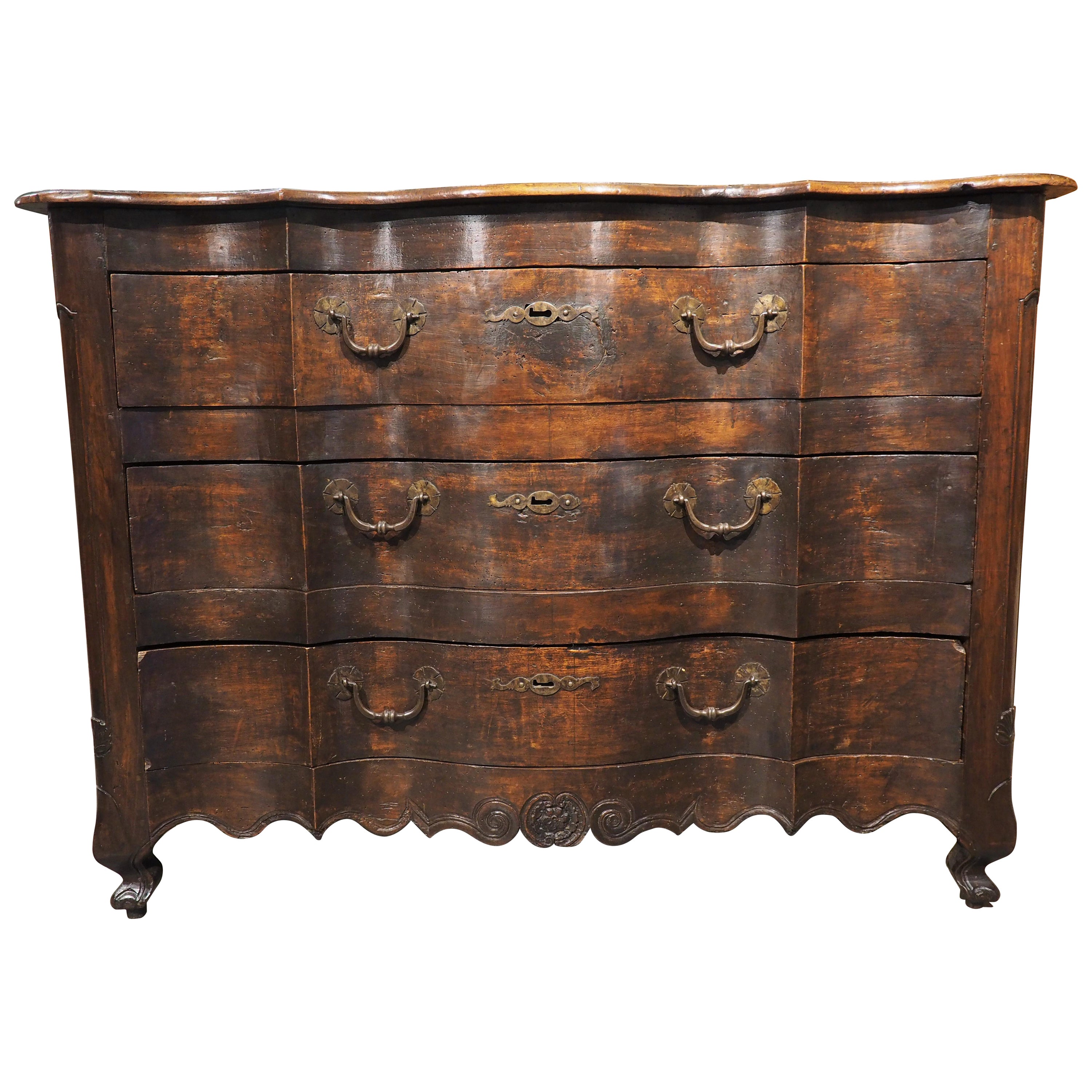 Commode en bois de noyer du 18ème siècle avec nœud papillon, Provence, France en vente