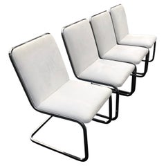 Ensemble de quatre chaises cantilever chromées en daim blanc en porte-à-faux par Brueton