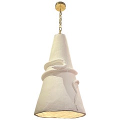 Extraordinaire et fantaisiste lampe à suspension cône en plâtre serpentin