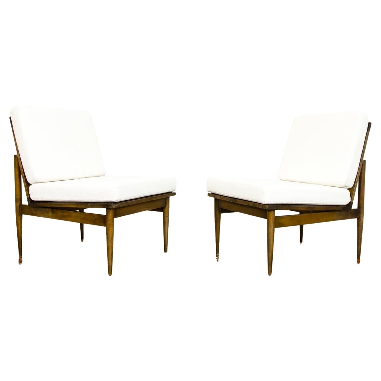 Pair of Rare White Mid-Century Lounge Chairs from Poznańskie Furniture Factories