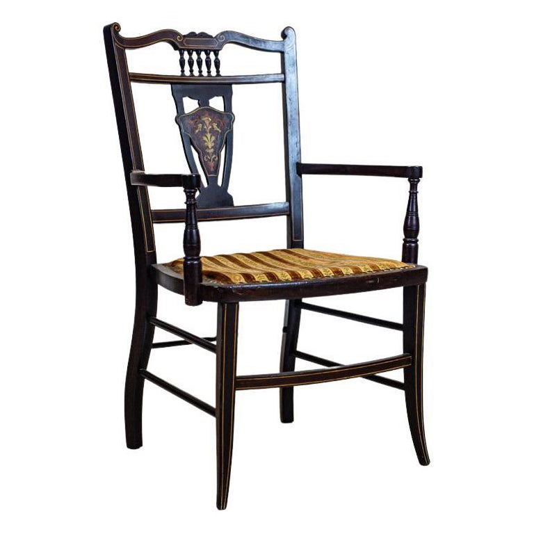 Englischer gepolsterter Sessel des 19. Jahrhunderts mit dekorativer Rückenlehne im Angebot