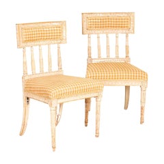 Paire de chaises d'appoint gustaviennes suédoises peintes en blanc d'origine