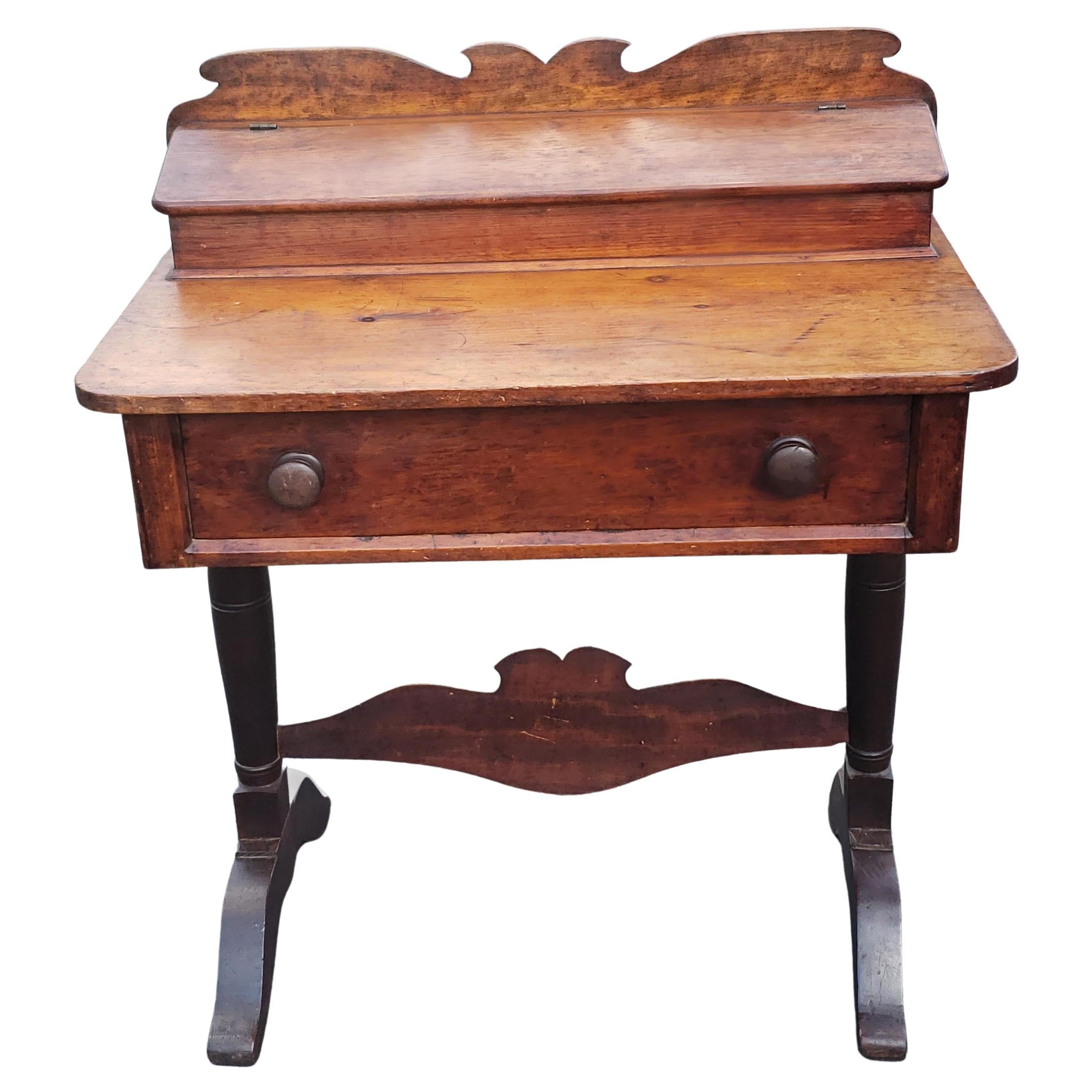 1800er Jahre Neuengland Kiefernholz-Schreibtisch im Angebot