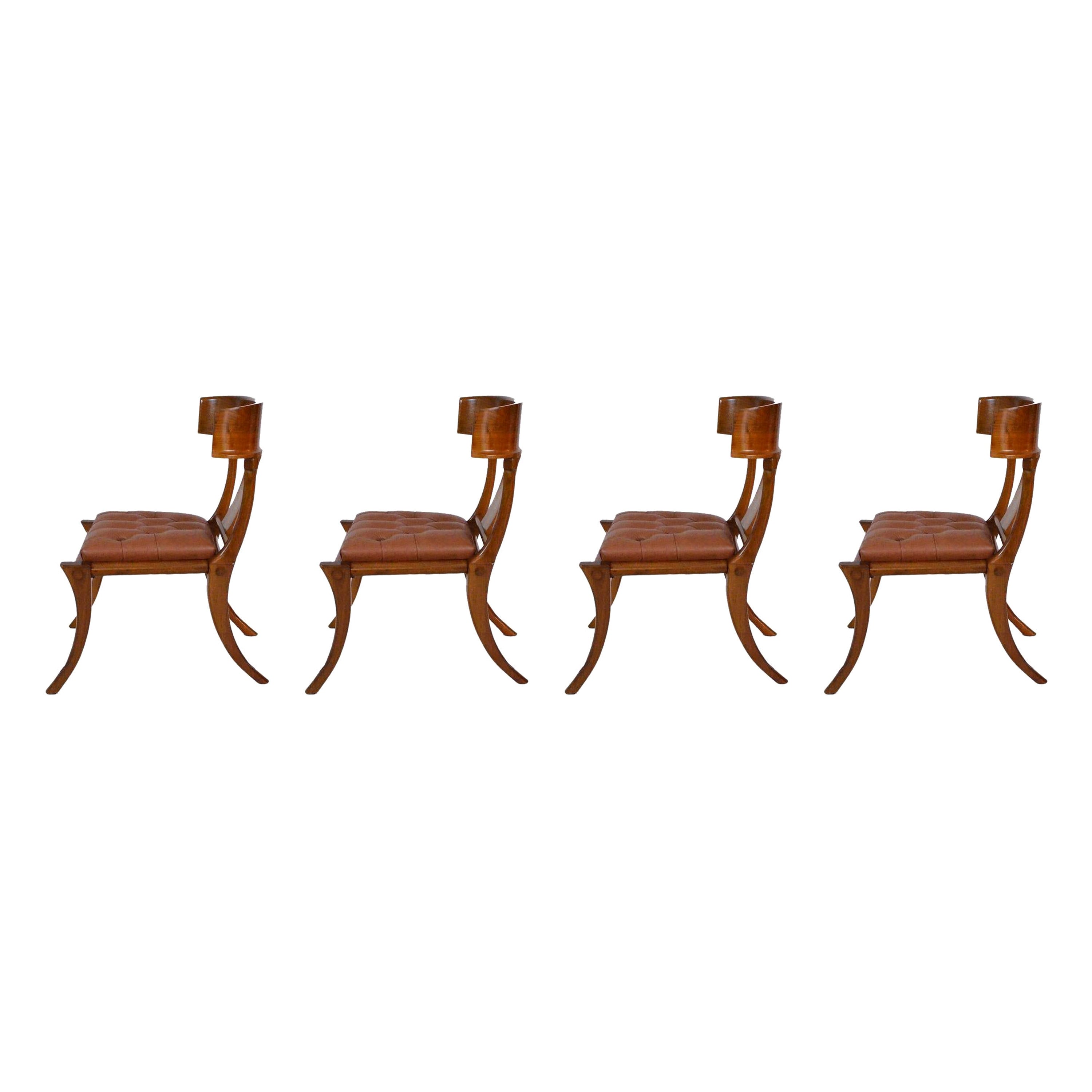 Klismos ensemble de 4 chaises personnalisables en noyer brillant à pieds sabres et en cuir marron en vente