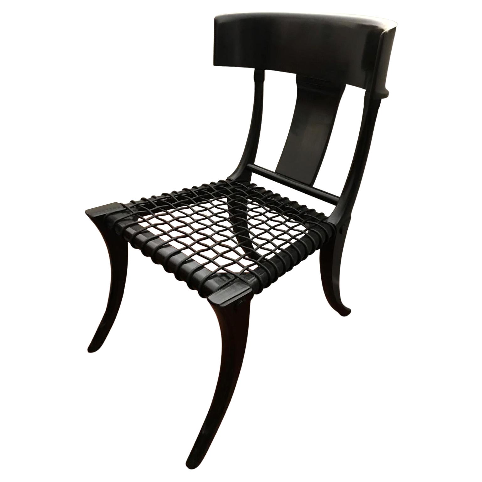 Chaises de salle à manger Klismos personnalisables à assise en cuir tissé noir et pieds sabres en noyer en vente