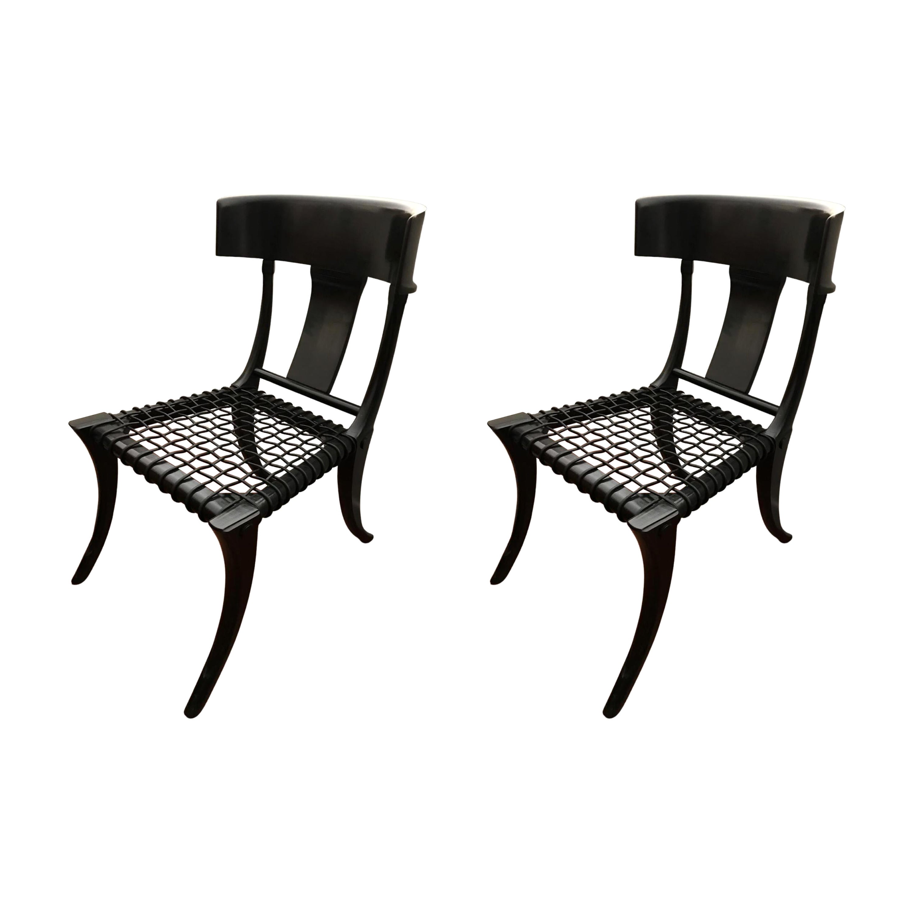 Klismos ensemble de deux chaises personnalisables à assise en cuir tissé noir et pieds sabres en noyer en vente