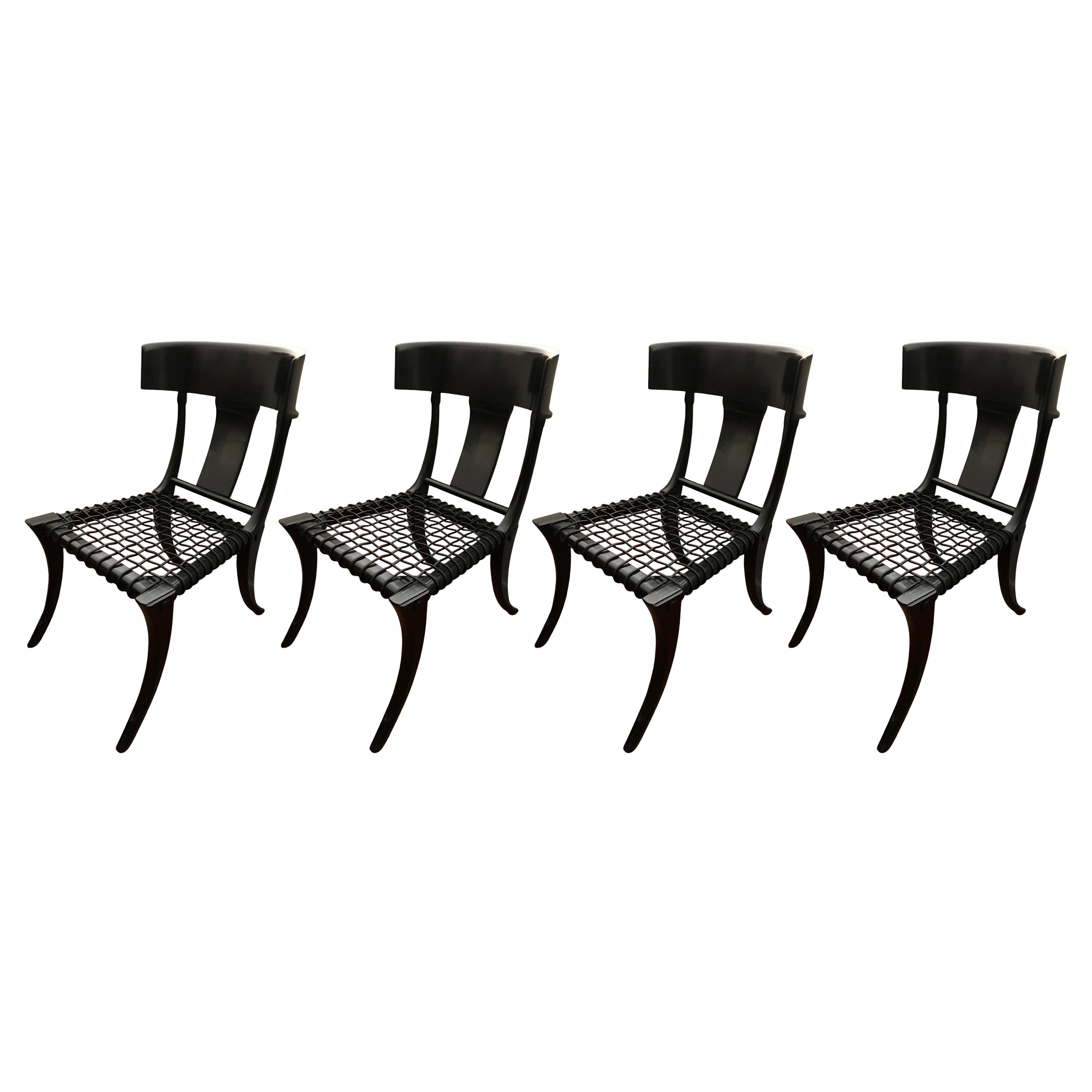Seduta in pelle intrecciata nera con gambe a sciabola in noce Sedie Klismos personalizzabili Set da 4