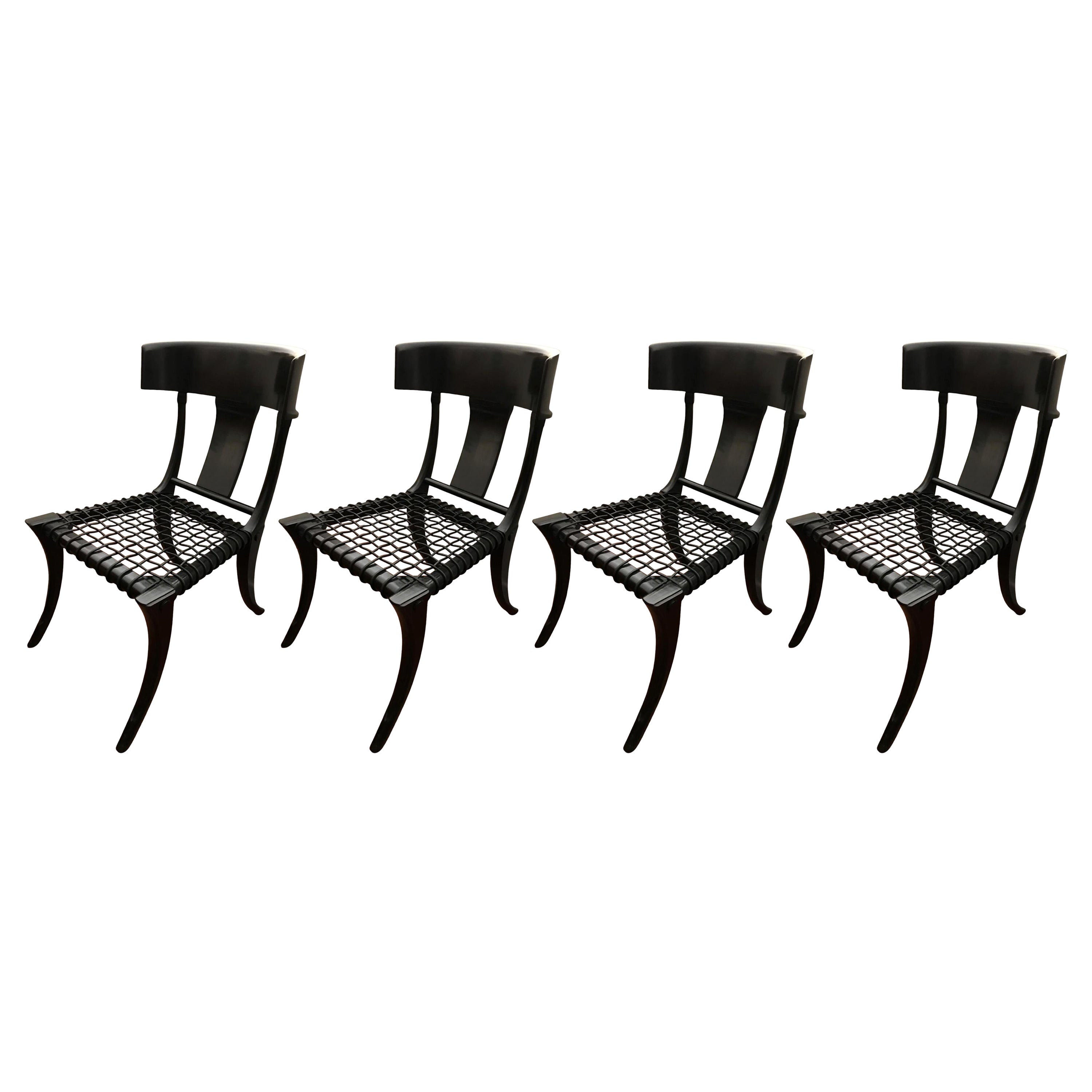 Klismos ensemble de 4 chaises personnalisables à assise en cuir tissé noir et pieds sabres en noyer en vente