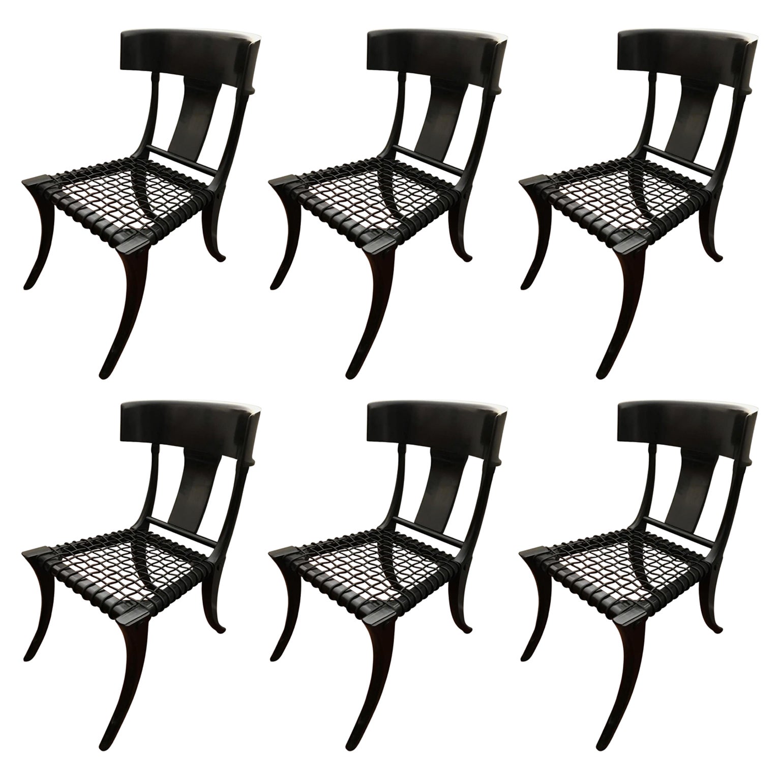 Klismos ensemble de 6 chaises personnalisables à assise en cuir tissé noir et pieds sabres en noyer en vente