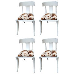 Klismos - Chaises Shabby blanches à pieds sabres et sièges en fourrure de vache, personnalisables, lot de 4