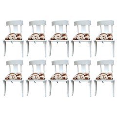 Klismos - Chaises Shabby blanches à pieds sabres et sièges en fourrure de vache, personnalisables, lot de 10