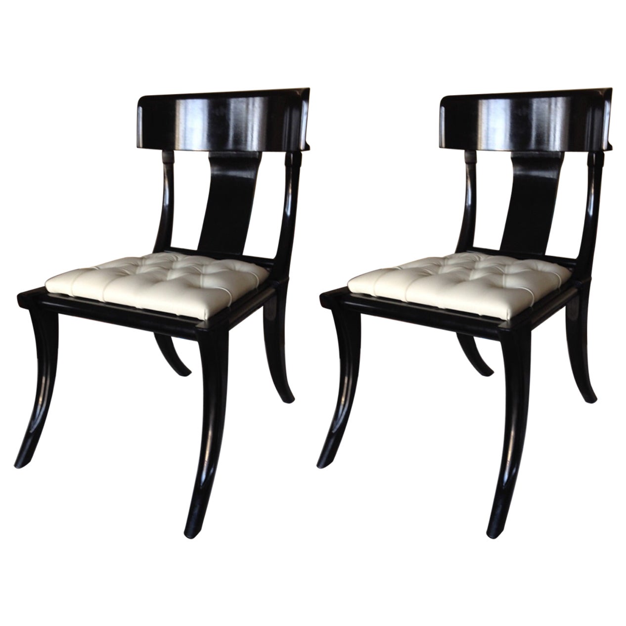 Klismos - Ensemble de 2 chaises de salle à manger en bois avec pieds sabres et sièges personnalisables en cuir blanc en vente