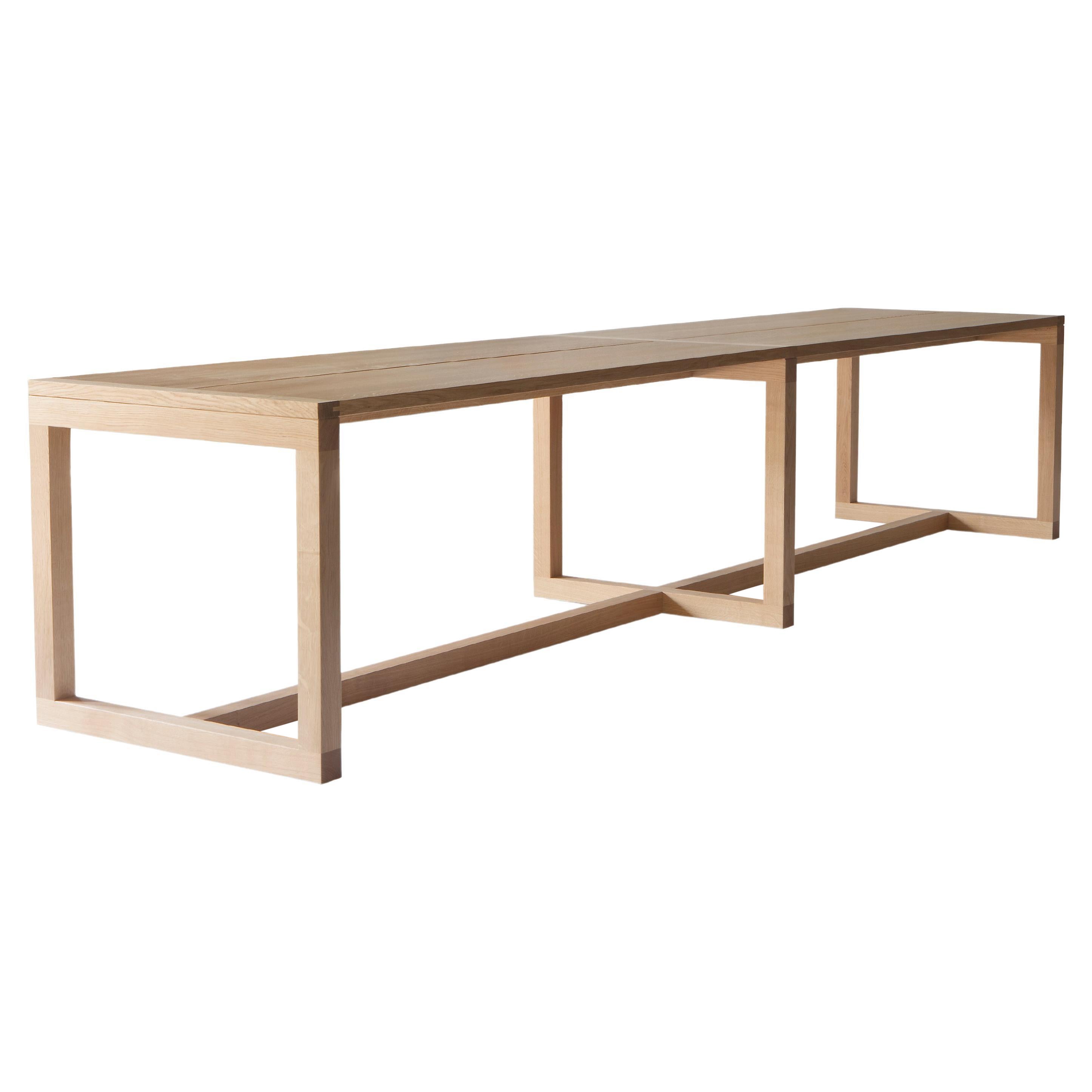 La première version de la table Frame a été conçue par l'architecte John Pawson pour sa propre ferme familiale dans les Cotswolds. La collection de tables Frame est un excellent exemple de minimalisme chaleureux, que Pawson maîtrise avec