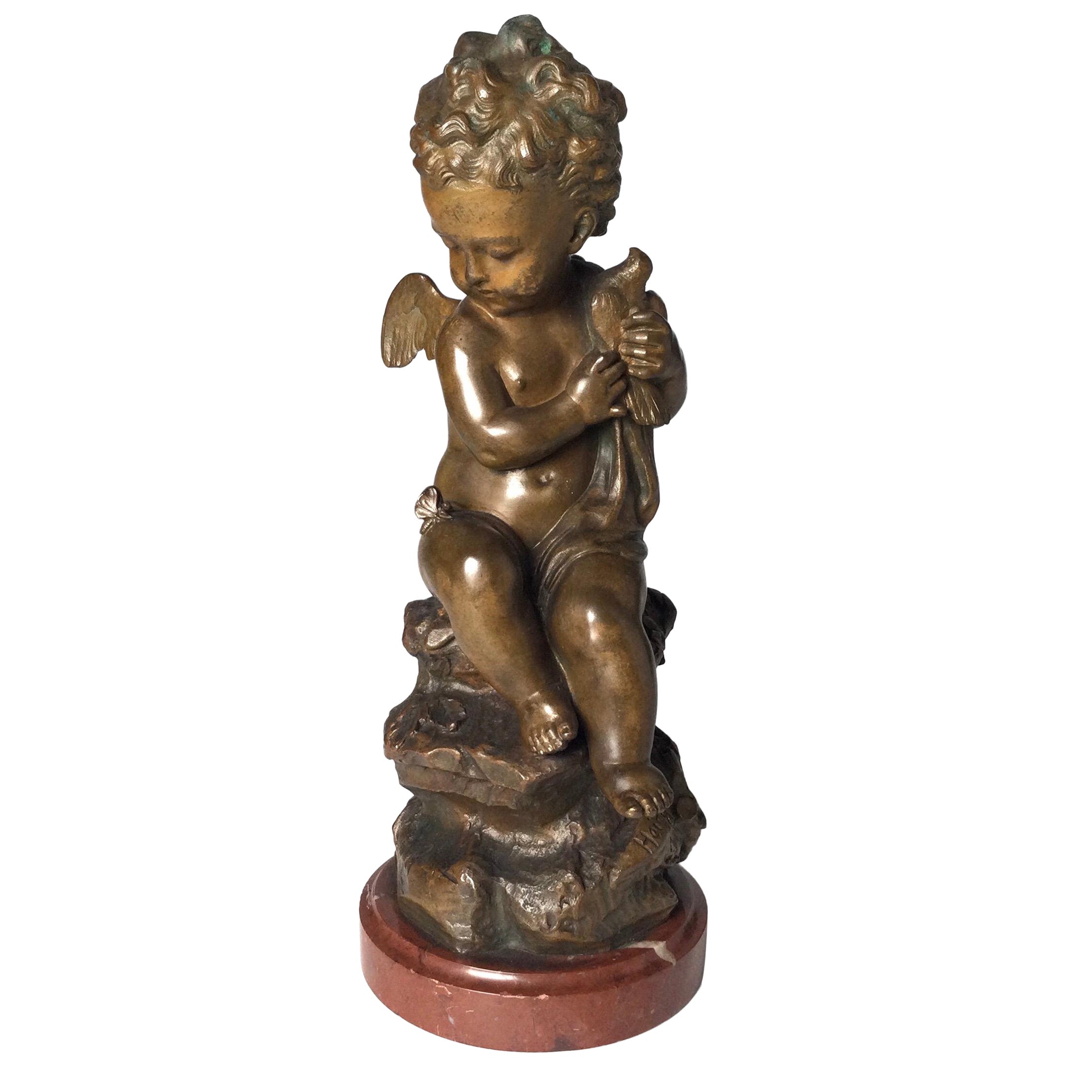 Bronzefigur eines Cherubs auf Marmorsockel aus dem frühen 20. Jahrhundert
