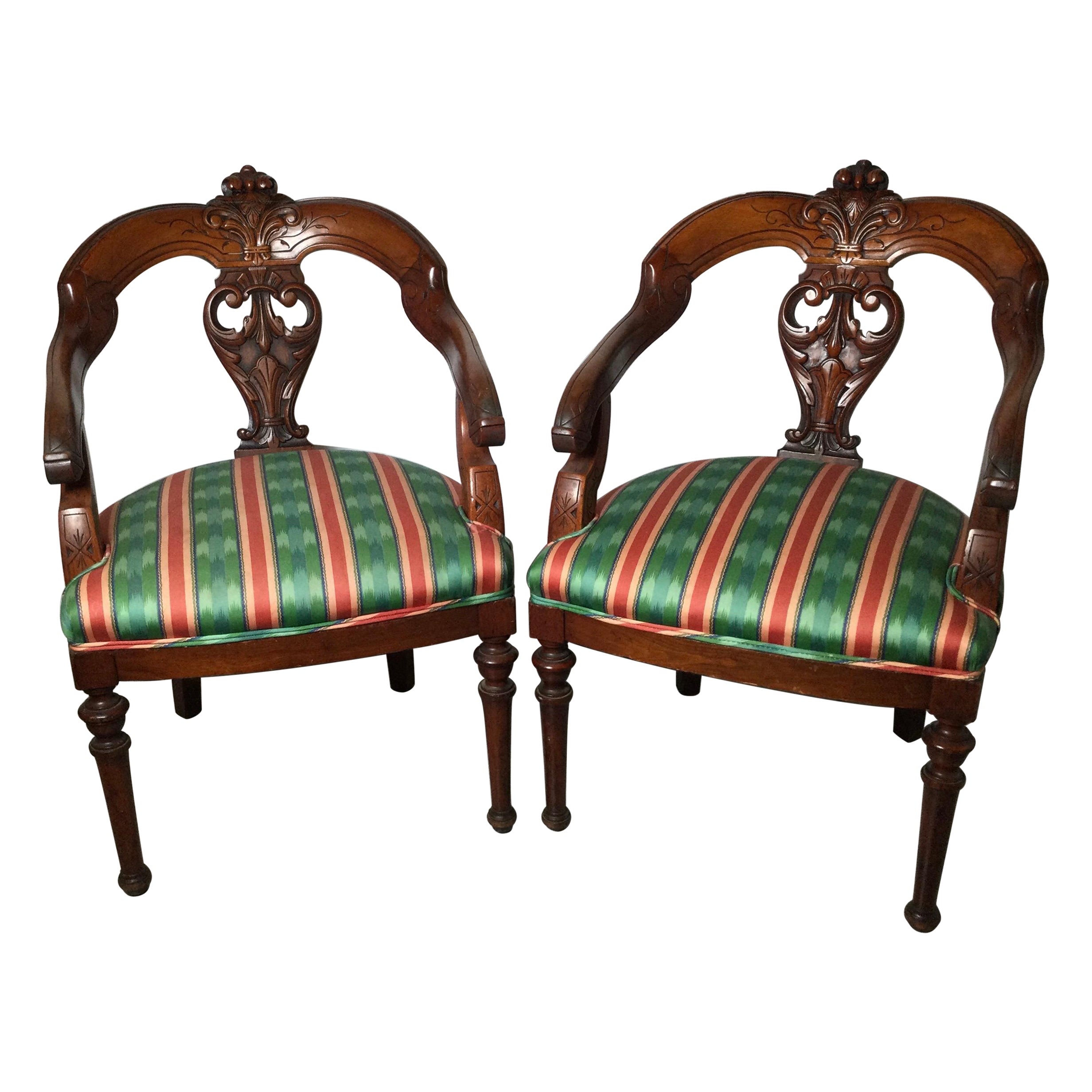 Paar handgeschnitzte Sessel mit geschwungener Rückenlehne aus Nussbaumholz, 19. Jahrhundert