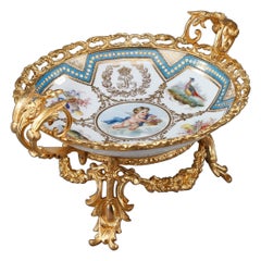 Bol en porcelaine Svres décoré d'un Cupidon de la période Louis-Philippe