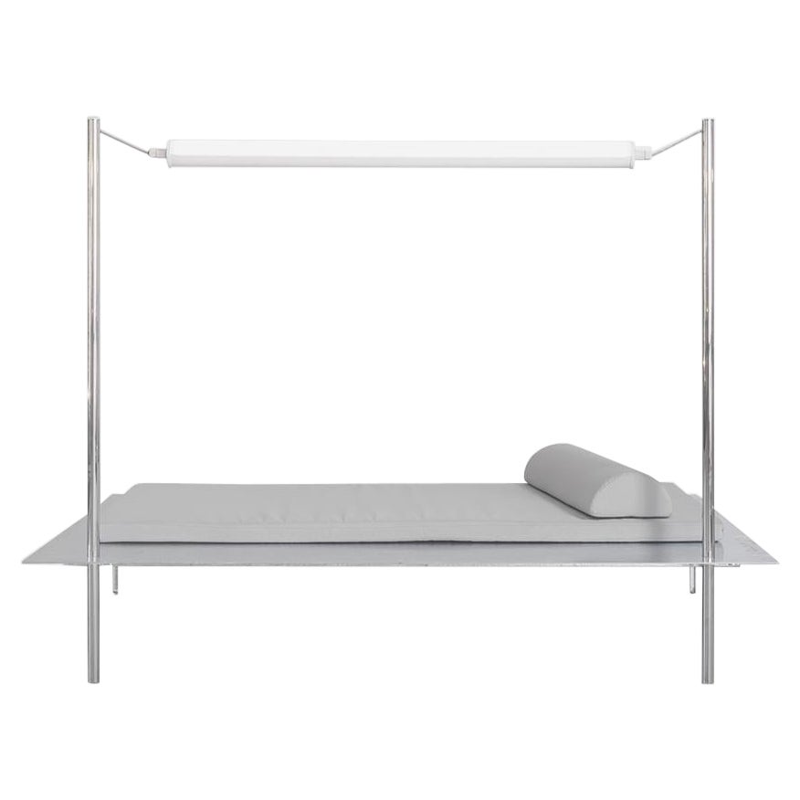 Steel Daybed Tube Light Chaise für den Außenbereich Zeitgenössische Möbel von Sam Chermayeff im Angebot