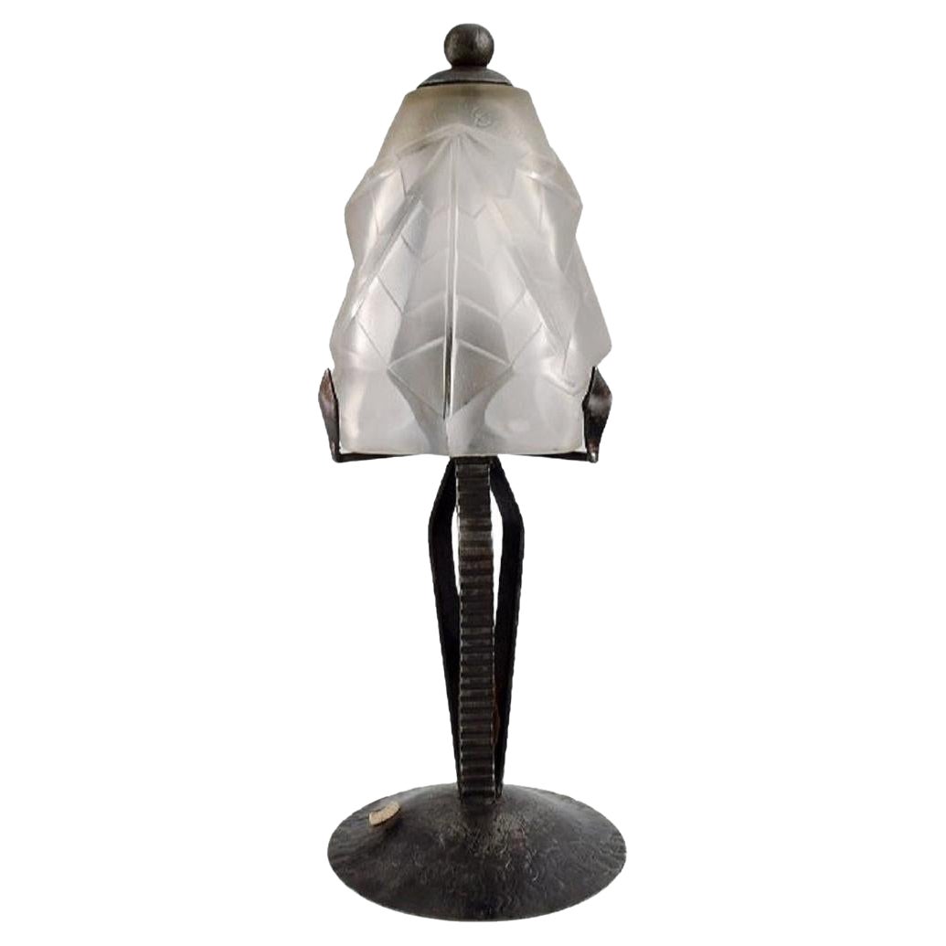 Lampe de bureau Art déco en verre d'art et fonte, France, années 1930 en vente