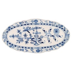 Colossal plat à poisson Meissen à oignons bleus en porcelaine peinte à la main:: début du 20e s