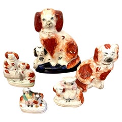 Collection d'insolites chiens anciens victoriens Staffordshire du Staffordshire