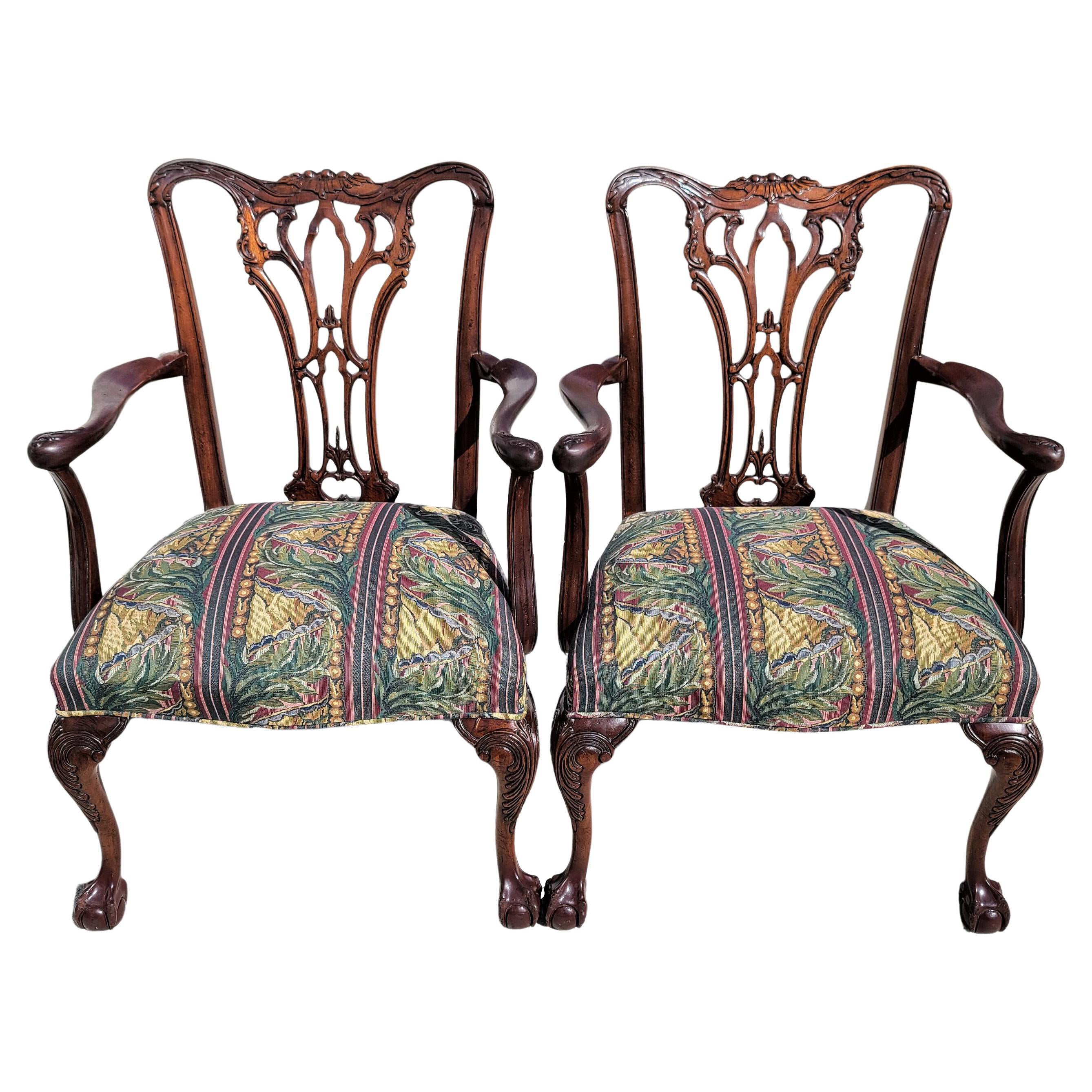 Paire de fauteuils Chippendale édouardiens anciens en acajou à boules et griffes, datant du début de l'ère 1900