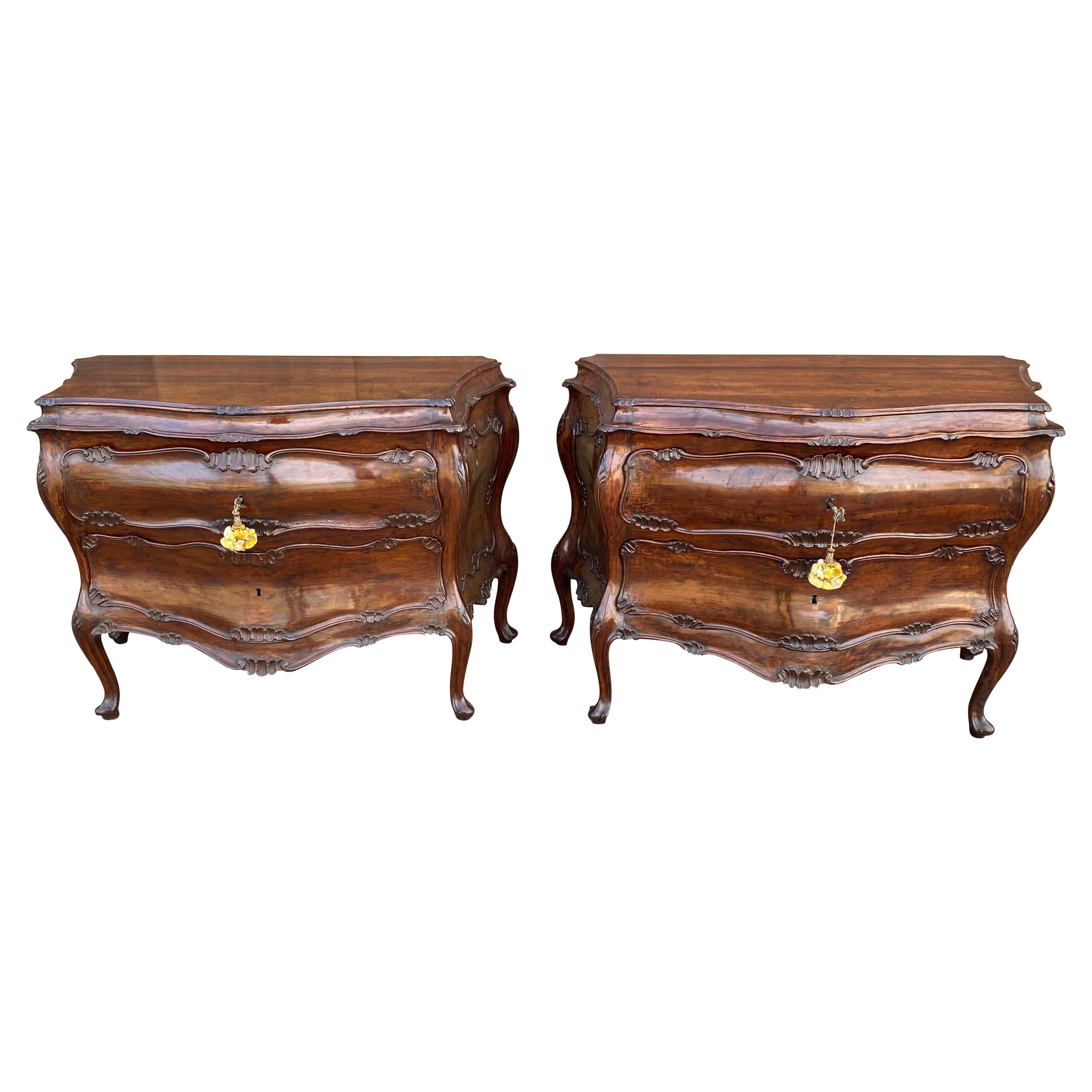 Fine Pair of 18th Century Venetian Rococo Bombe Bedside Chests of Drawers For Sale