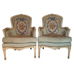 Paar antike französische gemalte, geschnitzte, gepolsterte Sessel aus Nussbaumholz und Nadelspitze