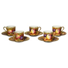 Juego de cinco tazas y platillos de café pintados de porcelana Aynsley, firmados N.Brunt