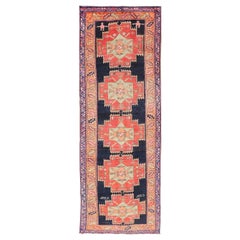 Long tapis de couloir persan ancien noué à la main d'Azerbaïdjan en laine avec médaillons