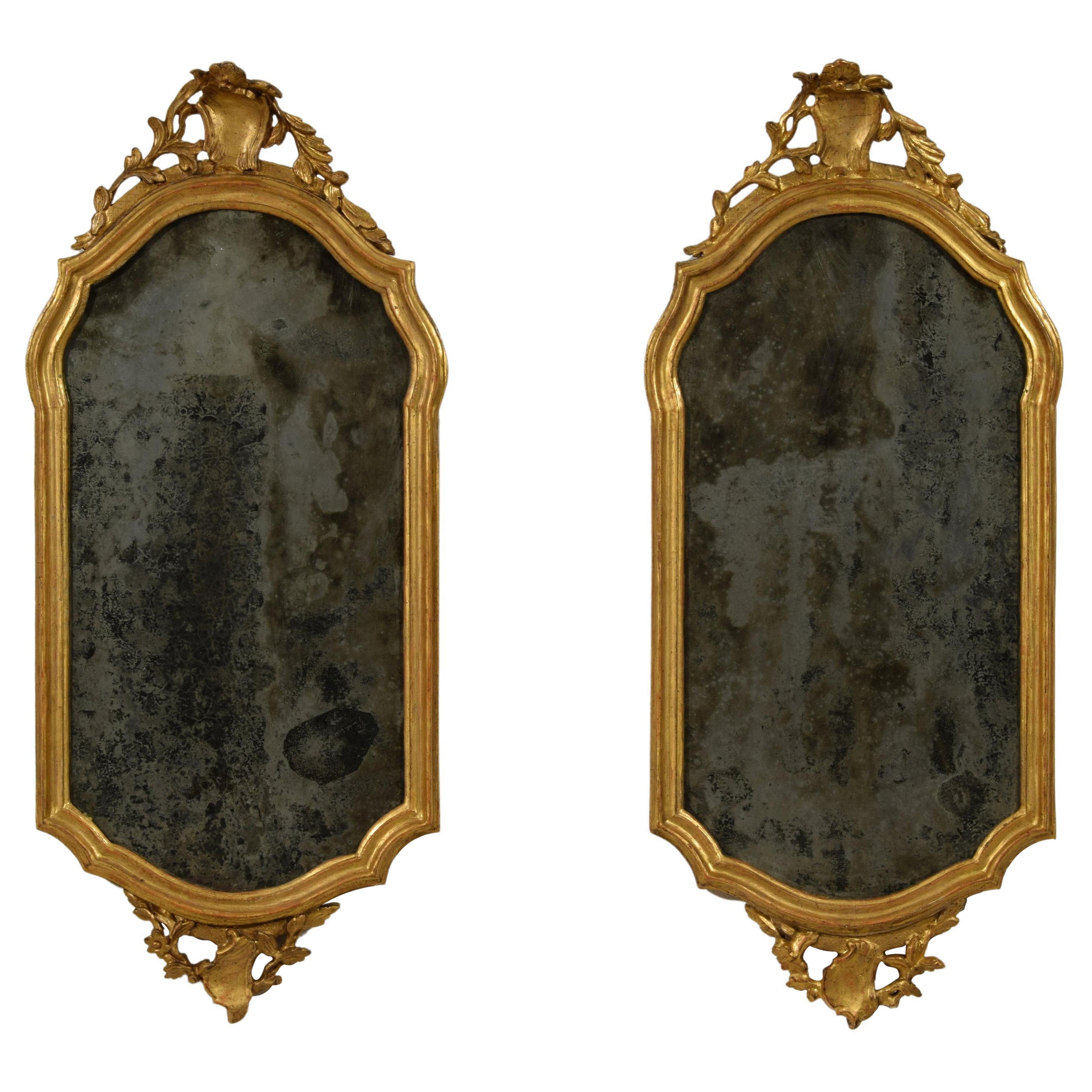 18th Century, Pair of Italian Carved and Giltwood Mirrors