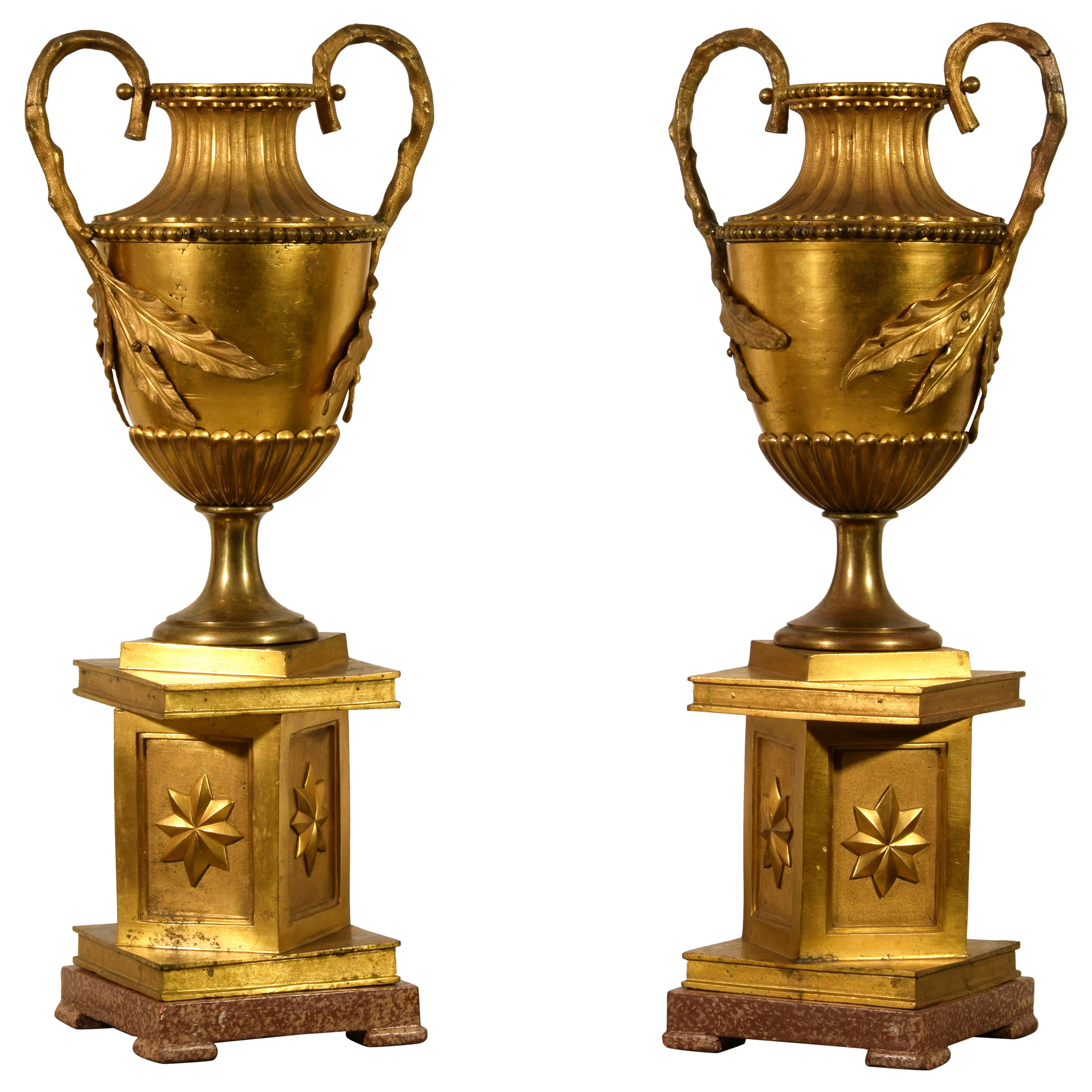 Paire de grands vases italiens néoclassiques en bronze doré du 18ème siècle