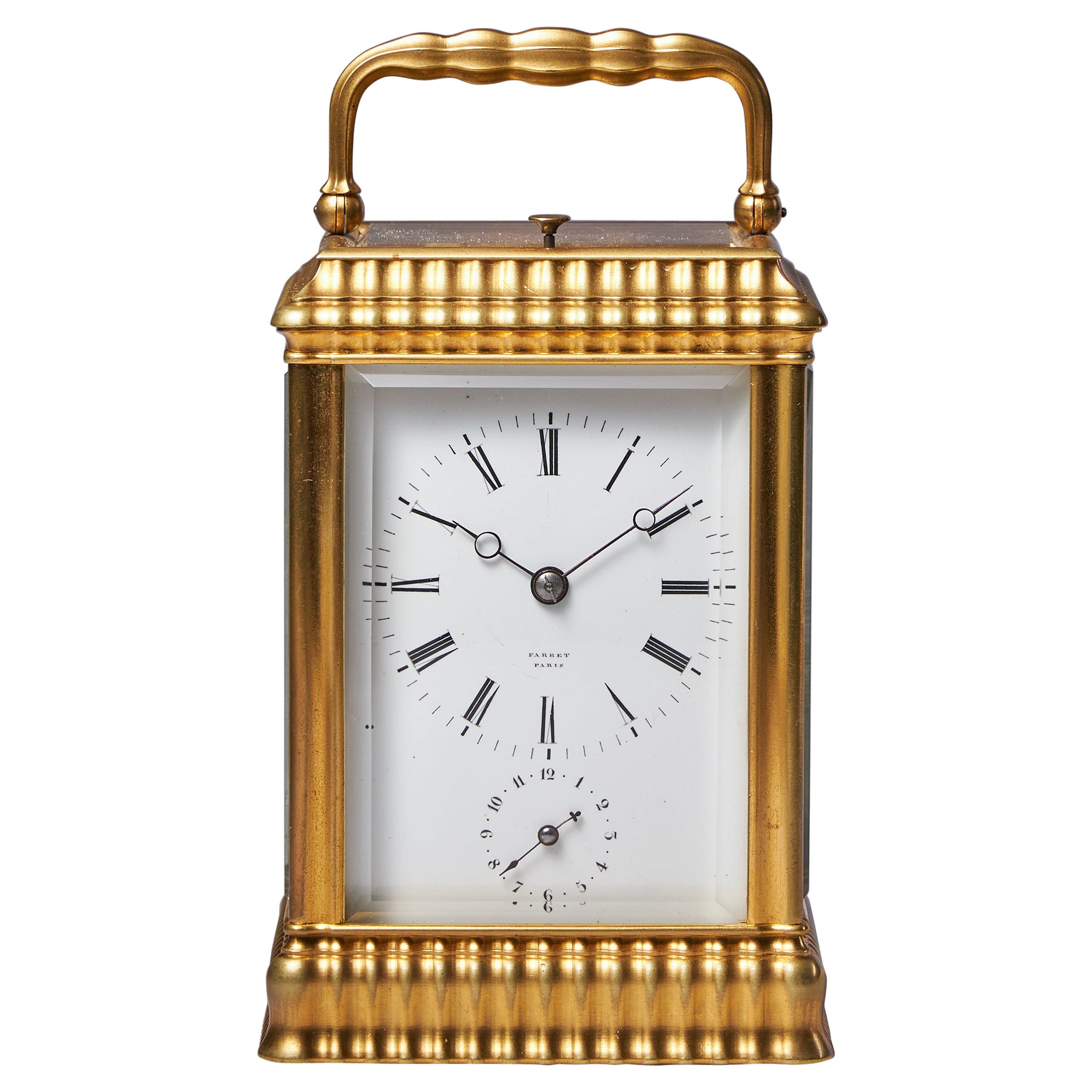 Horloge rare et nervurée de huit jours surmontée d'un grand boîtier en laiton doré représentant une grande caisse