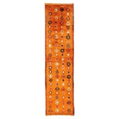 Tapis de course marocain vintage à motifs sub-géométriques dans les tons safran, or et orange