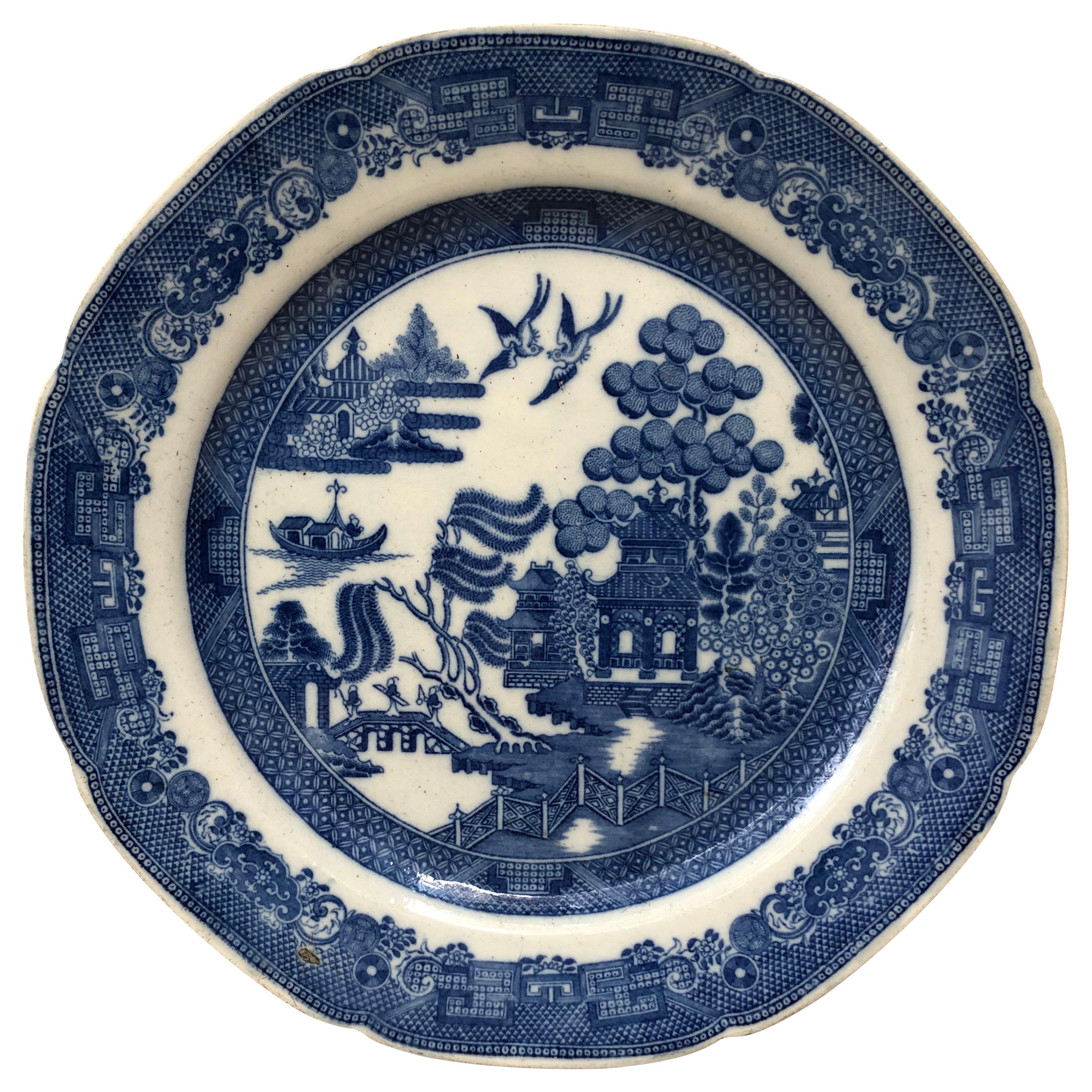 Grande assiette bleue et blanche de style Chinoiserie anglaise du 19ème siècle
