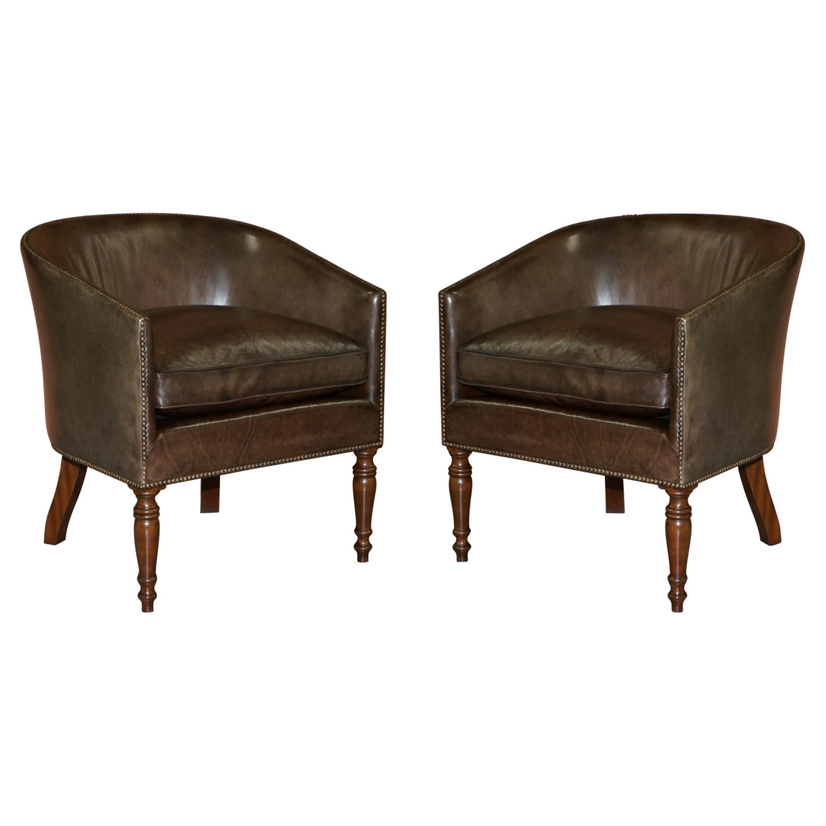 Ein Paar erhabene handgefärbte Sessel mit fassförmiger Rückenlehne aus braunem Leder, bequem