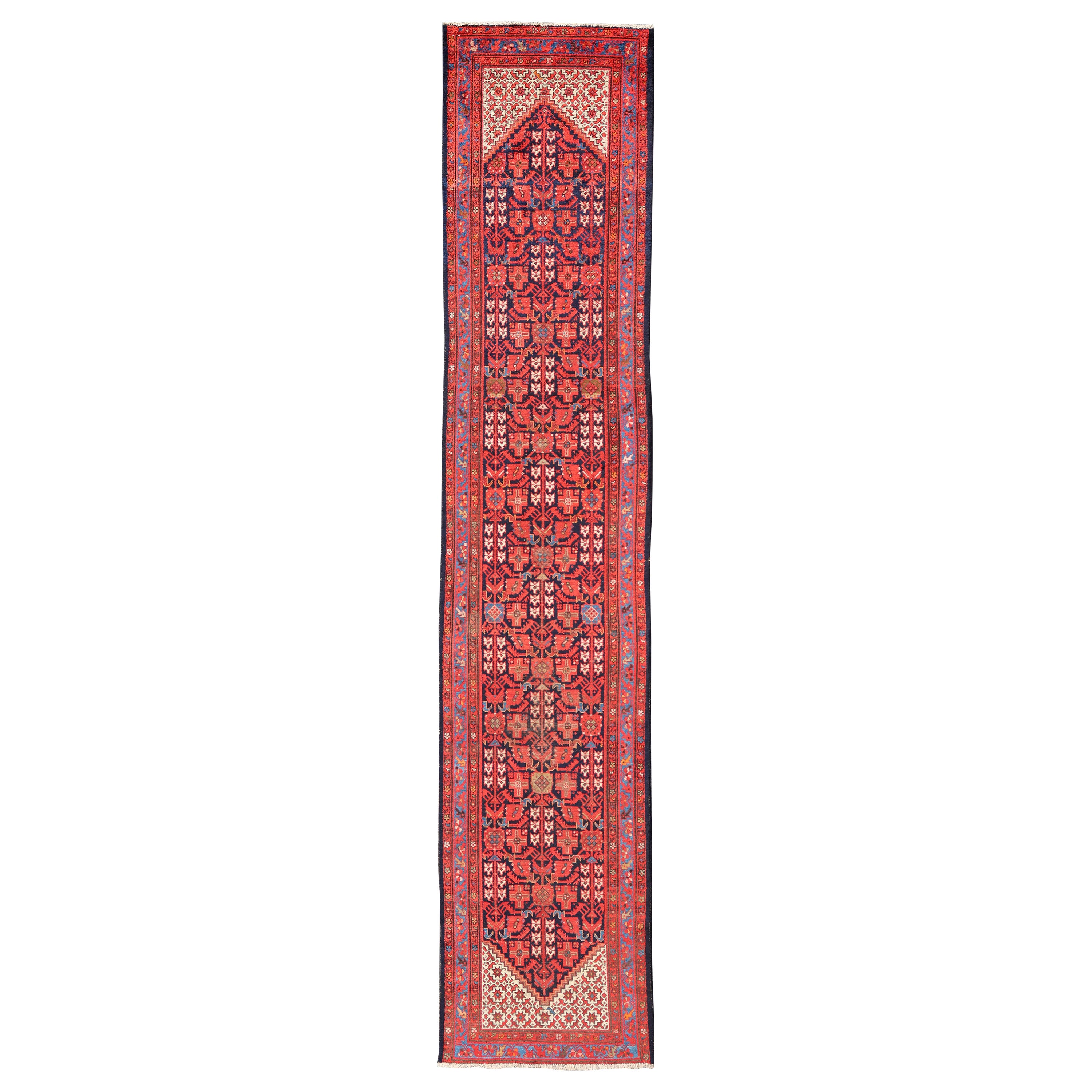 Long tapis de couloir persan ancien Malayer avec motif Herati géométrique sur toute sa surface