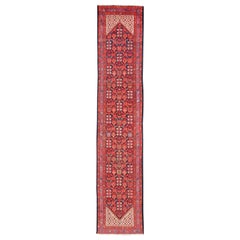 Long tapis de couloir persan ancien Malayer avec motif Herati géométrique sur toute sa surface