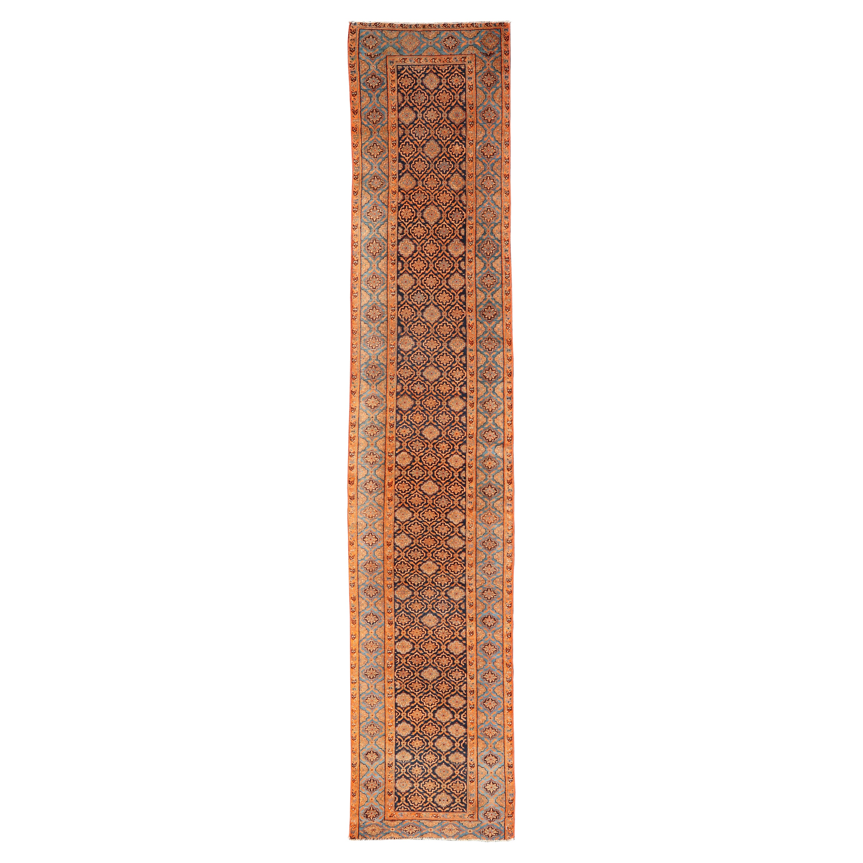 Tapis de couloir persan Khorasan ancien avec motif sur toute sa surface en bleu et orange